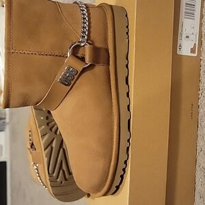 UGG Women's Chestnut Winter Boots. NEVER WORN!!!